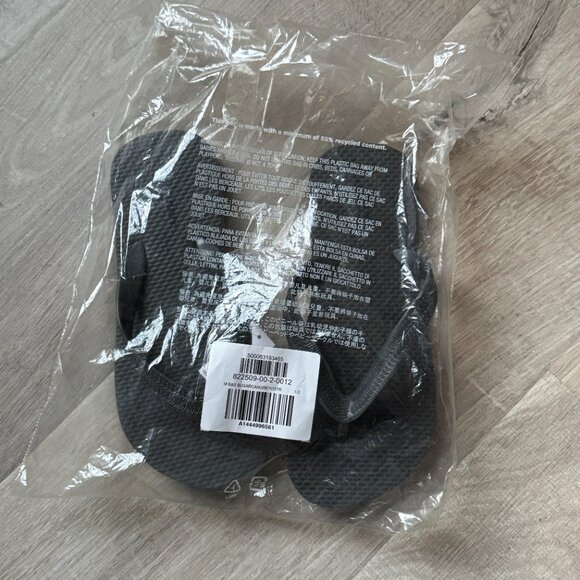 Old Navy Grey Oyster Flip-Flop Sandals for Kids (Partially Plant-Based) - Picture 8 of 9